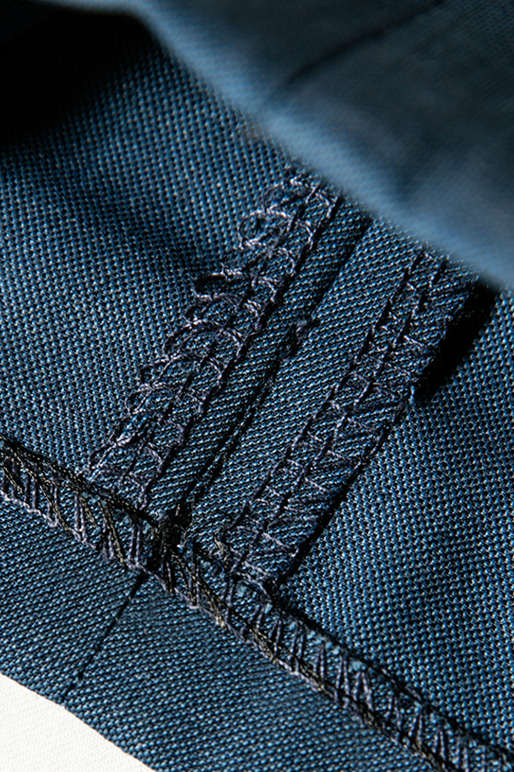 Calça em modelagem italiana, em lã tropical com cintura alta e ajustadores laterais - Azul Índigo
