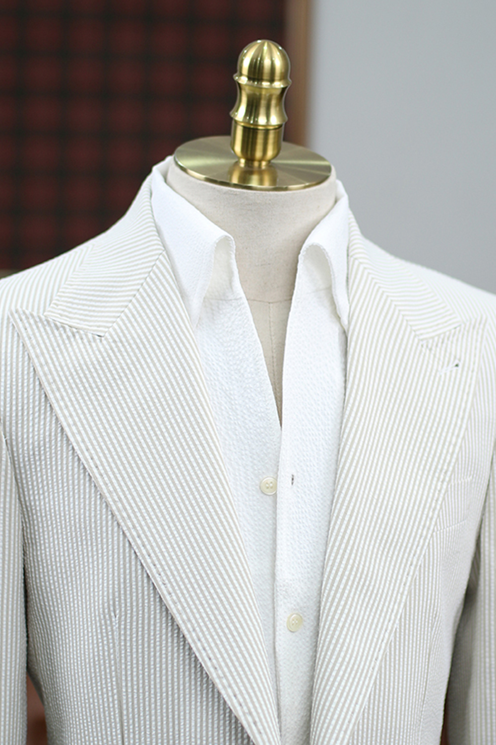 Blazer em tecido seersucker, single breasted com lapela peak - Listras khaki