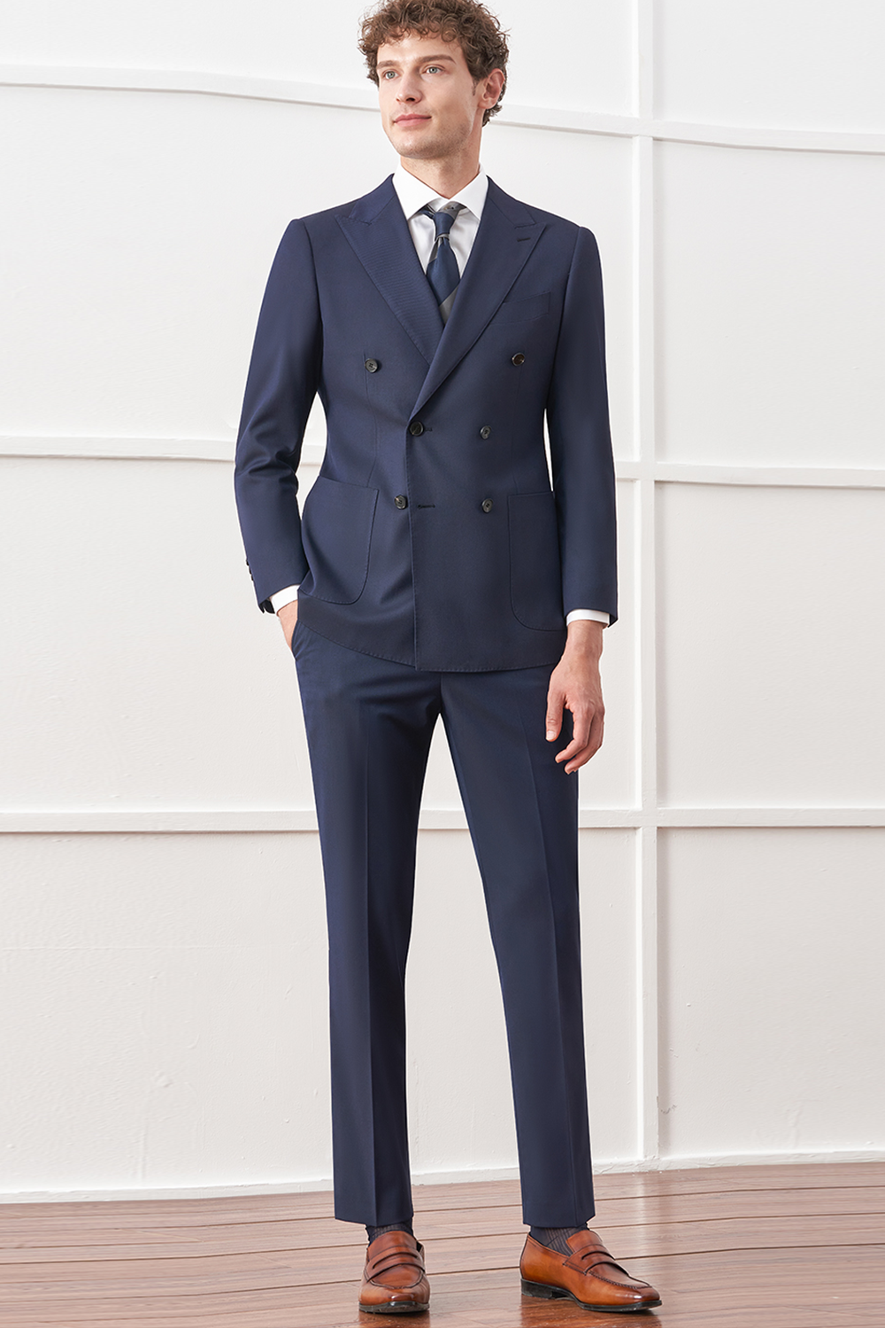Costume double breasted 6x2, em poliviscose e elastano, com lapela peak - Azul marinho