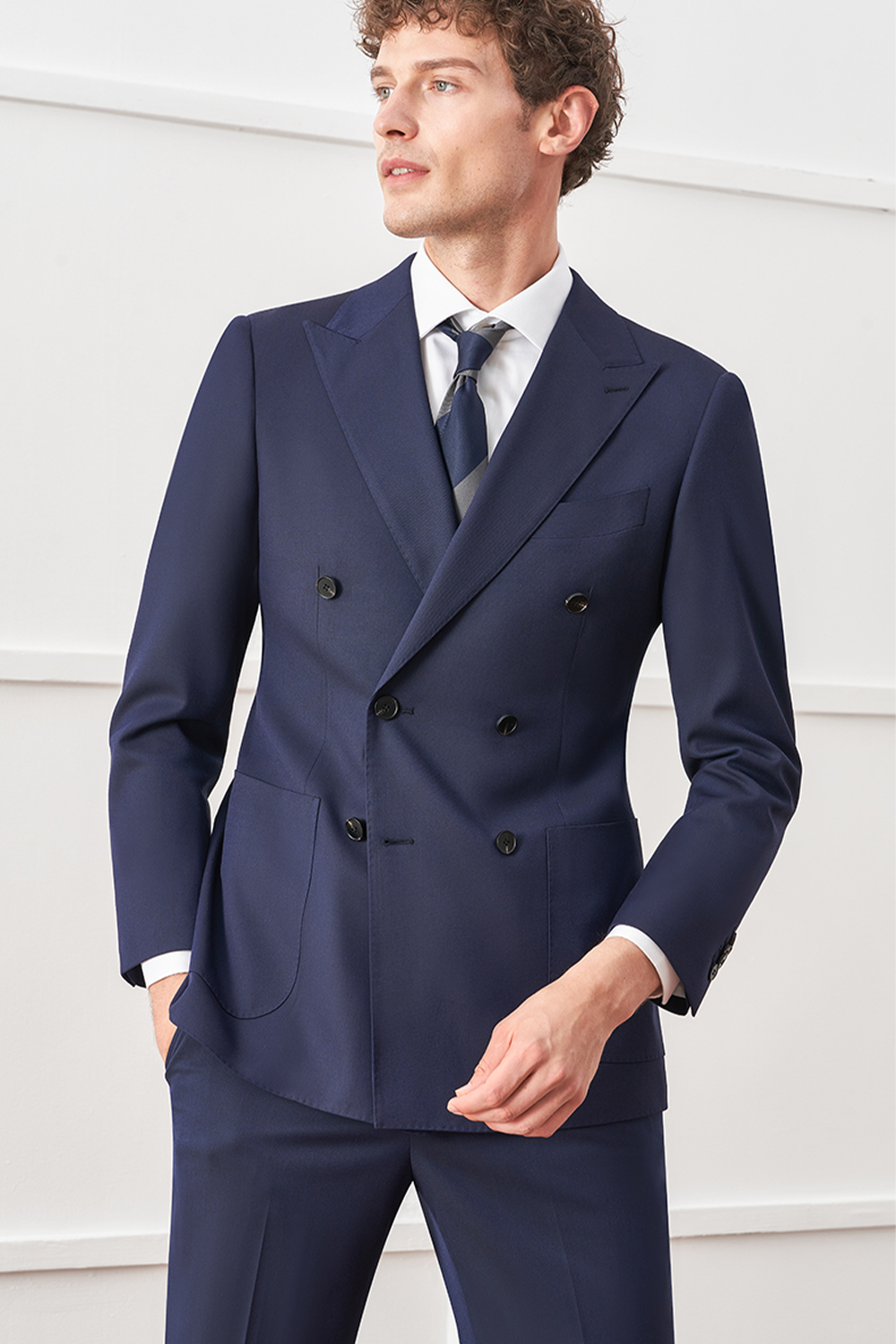 Costume double breasted 6x2, em poliviscose e elastano, com lapela peak - Azul marinho