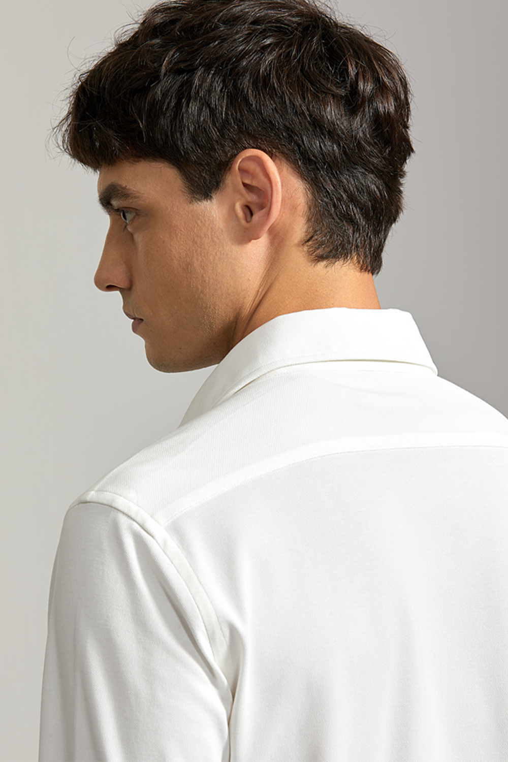 Camisa de manga comprida com colarinho windsor, com elastano - Branca off-white