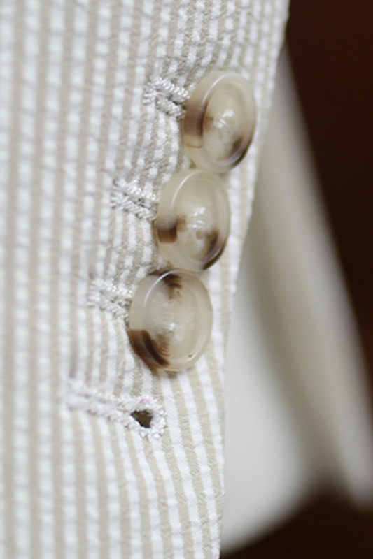 Blazer em tecido seersucker, single breasted com lapela peak - Listras khaki HNR