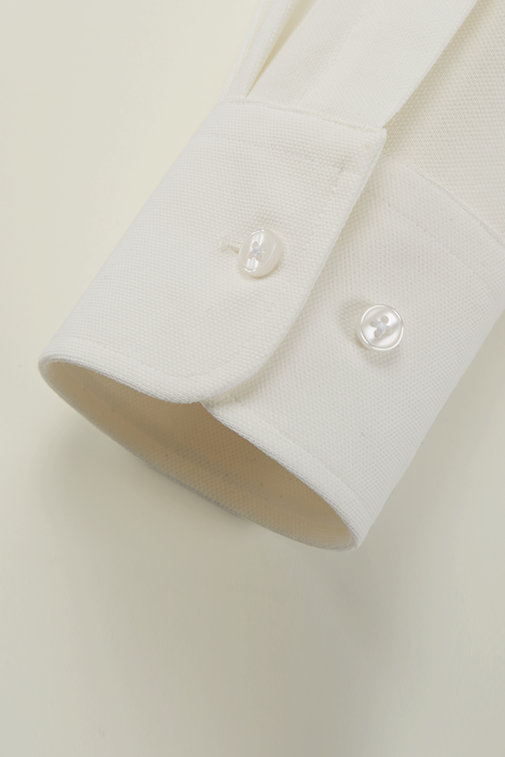 Camisa de manga comprida com colarinho windsor, com elastano - Branca off-white