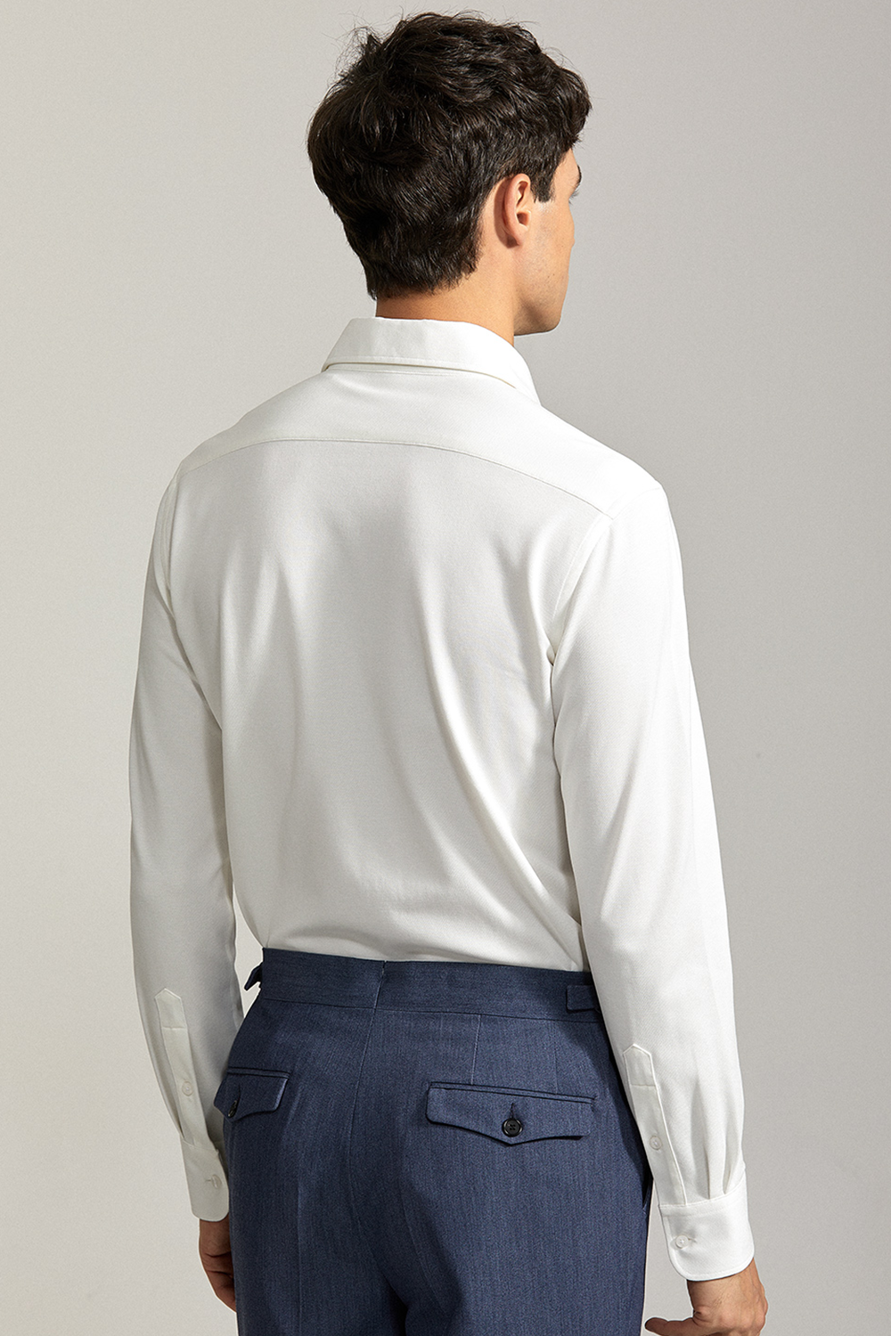 Camisa de manga comprida com colarinho windsor, com elastano - Branca off-white