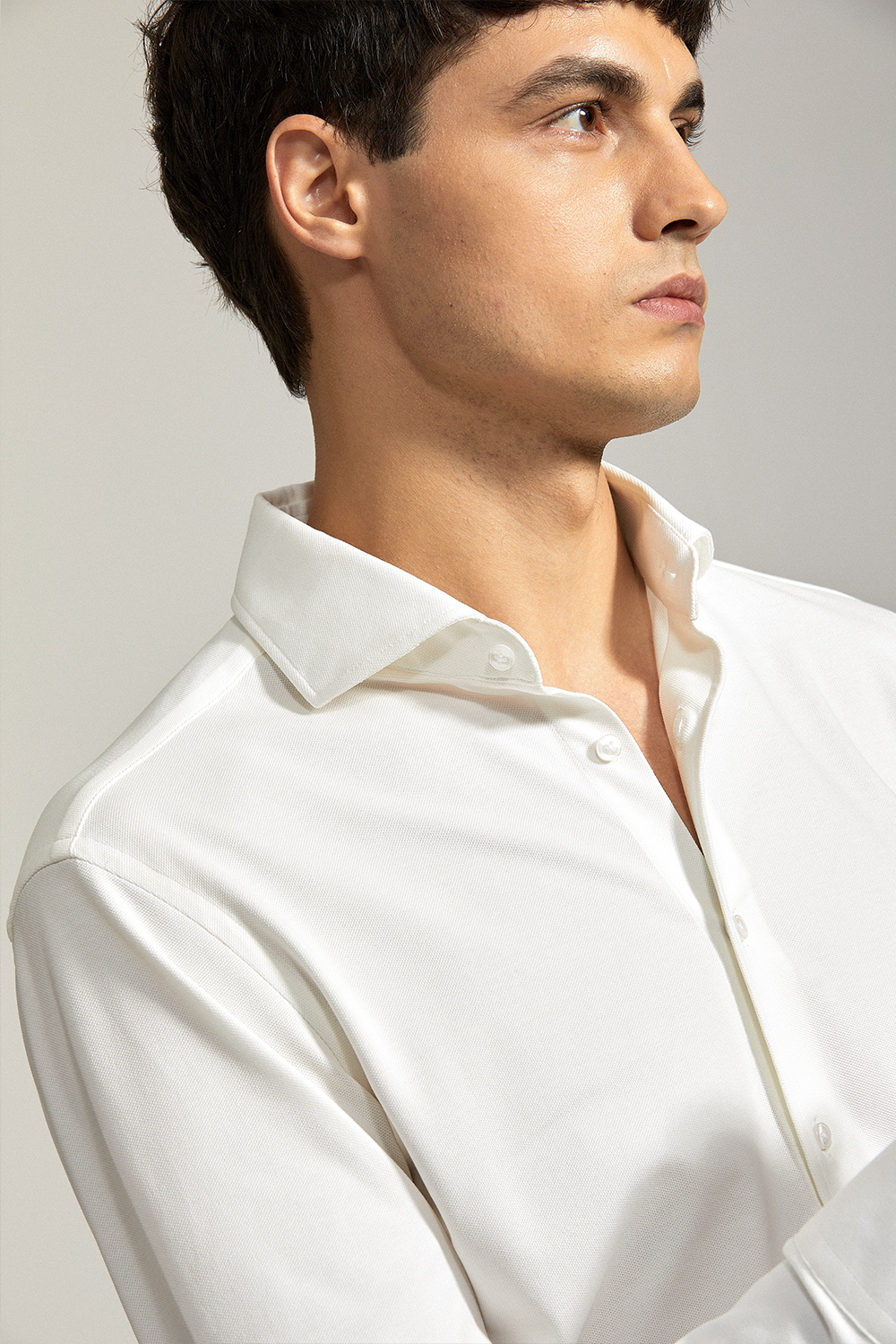 Camisa de manga comprida com colarinho windsor, com elastano - Branca off-white