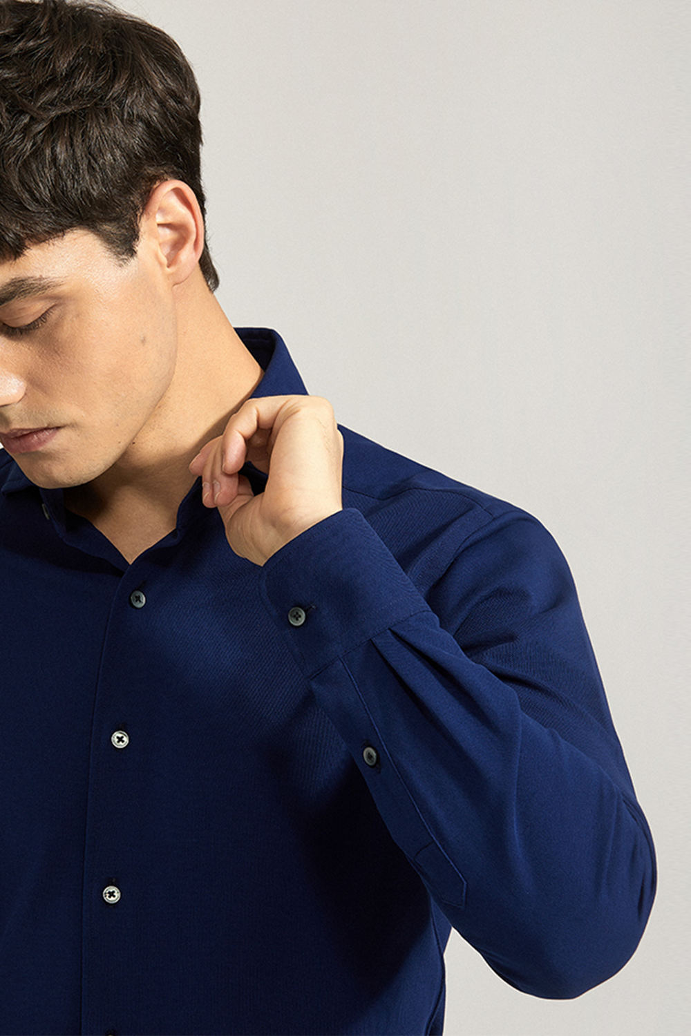 Camisa de manga comprida com colarinho windsor, com elastano - Azul marinho