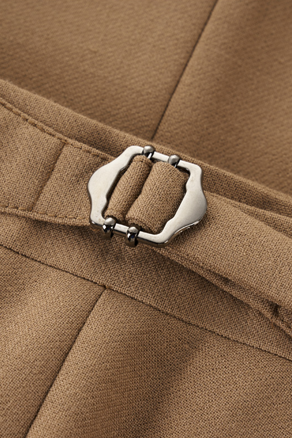 Calça em modelagem italiana, em polilã, cintura alta, com ajustadores laterais - Khaki caramelo