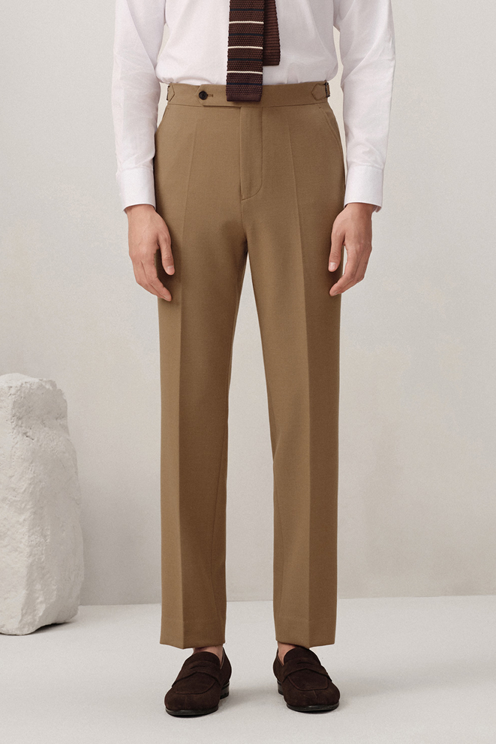 Calça em modelagem italiana, em polilã, cintura alta, com ajustadores laterais - Khaki caramelo