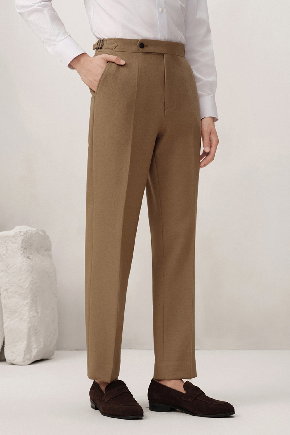Calça em modelagem italiana, em polilã, cintura alta, com ajustadores laterais - Khaki caramelo