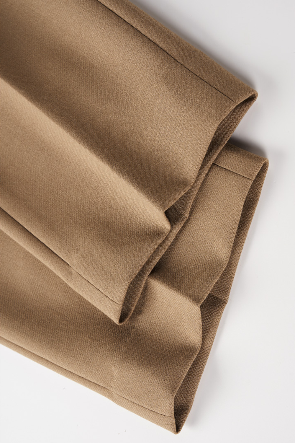 Calça em modelagem italiana, em polilã, cintura alta, com ajustadores laterais - Khaki caramelo