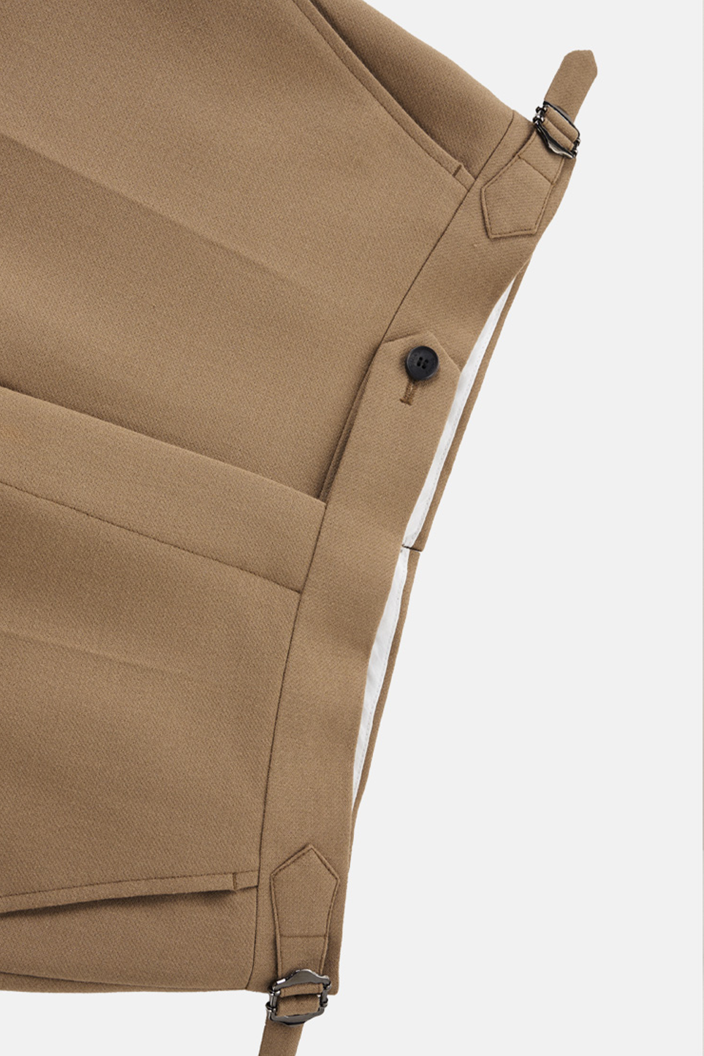Calça em modelagem italiana, em polilã, cintura alta, com ajustadores laterais - Khaki caramelo