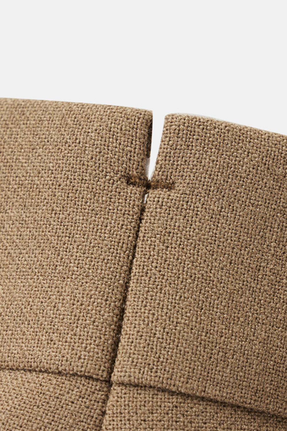 Calça em modelagem italiana, em polilã, cintura alta, com ajustadores laterais - Khaki caramelo