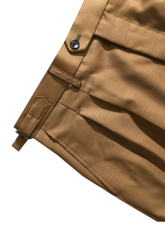 Calça em modelagem italiana em lã tropical, cintura alta, com ajustadores laterais e passantes - Brit Khaki Caramelo