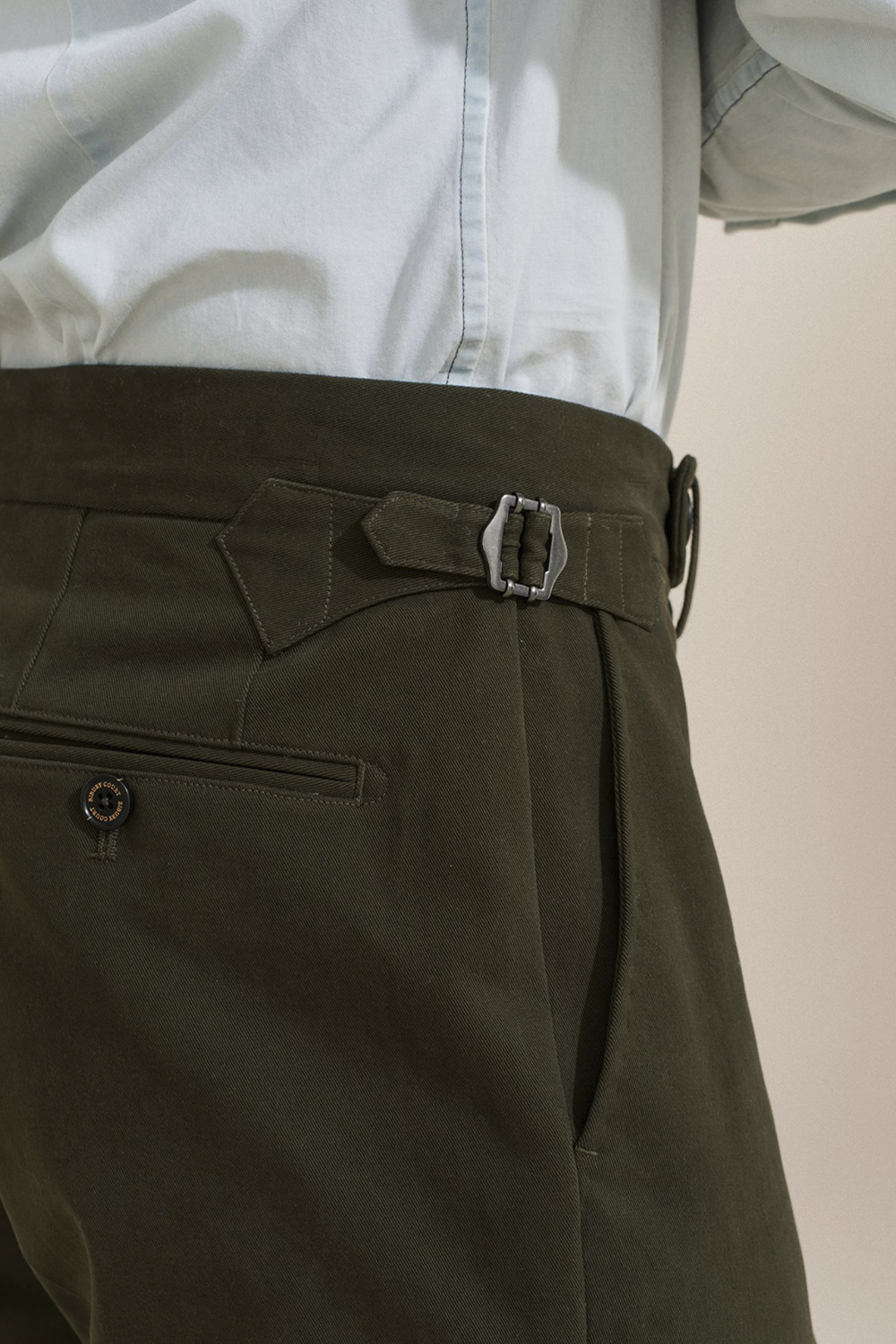 Bibury Court - Calça chino, cintura média, em sarja de algodão com elastano, com ajustadores laterais - Verde