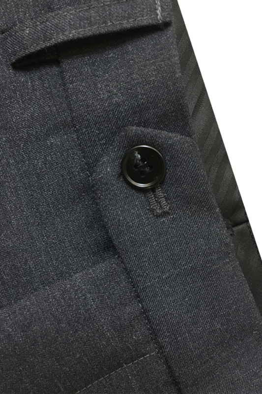 Calça em modelagem italiana em lã tropical, cintura alta, com ajustadores laterais e passantes - Brit Cinza Escuro