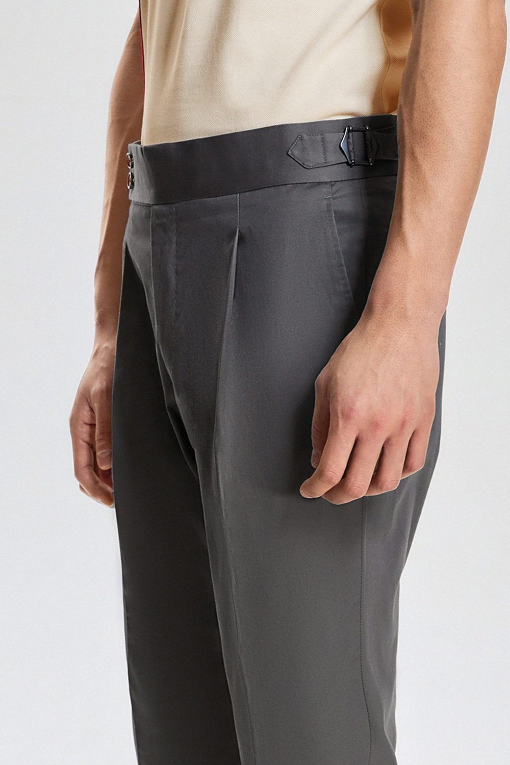 Calça de modelagem italiana, com ajustadores laterais 100% algodão - Cotone Cinza