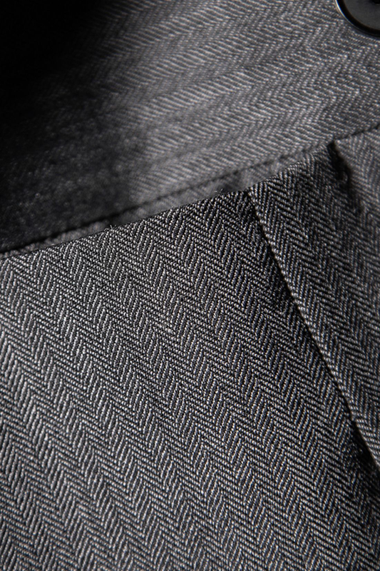 Calça em modelagem italiana, em lã tropical, espinha de peixe, com cintura alta e ajustadores laterais - Cinza