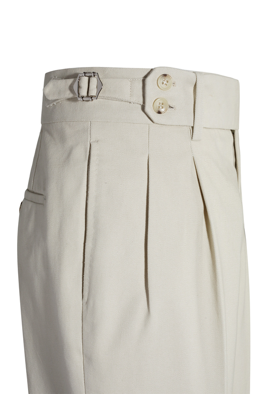 Calça em modelagem italiana 100% algodão, pregas, cintura alta, com ajustadores laterais - Off White GVC