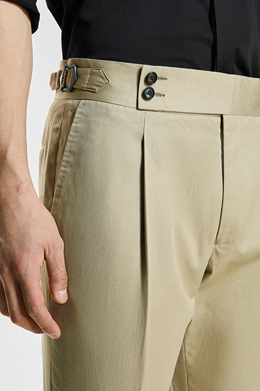 Calça de modelagem italiana, com ajustadores laterais 100% algodão - Cotone Khaki