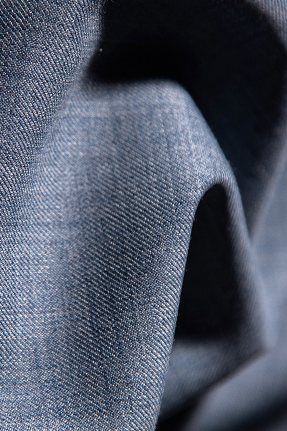 Calça em modelagem italiana, em lã tropical com cintura alta e ajustadores laterais - Azul grisalho