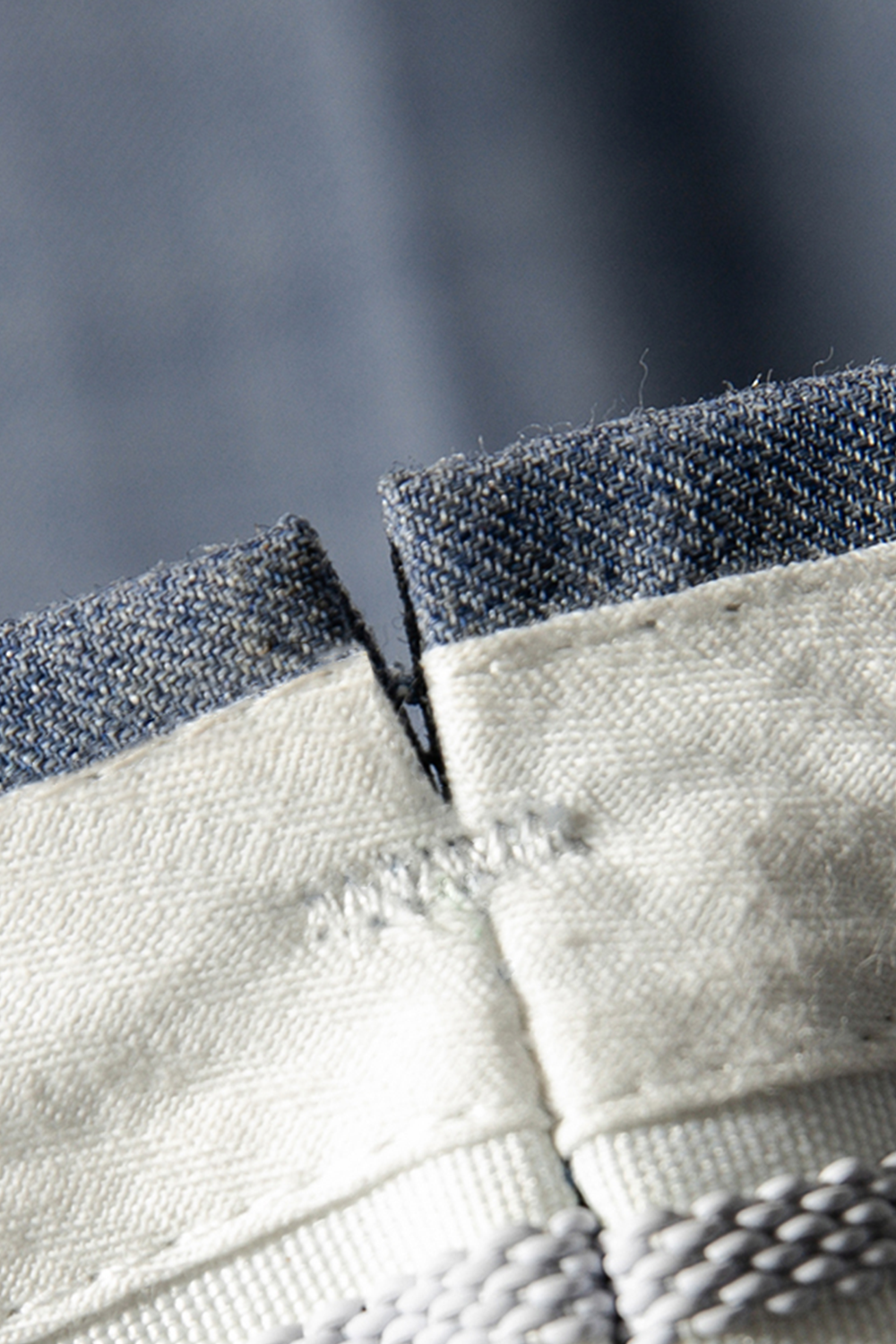 Calça em modelagem italiana, em lã tropical com cintura alta e ajustadores laterais - Azul grisalho
