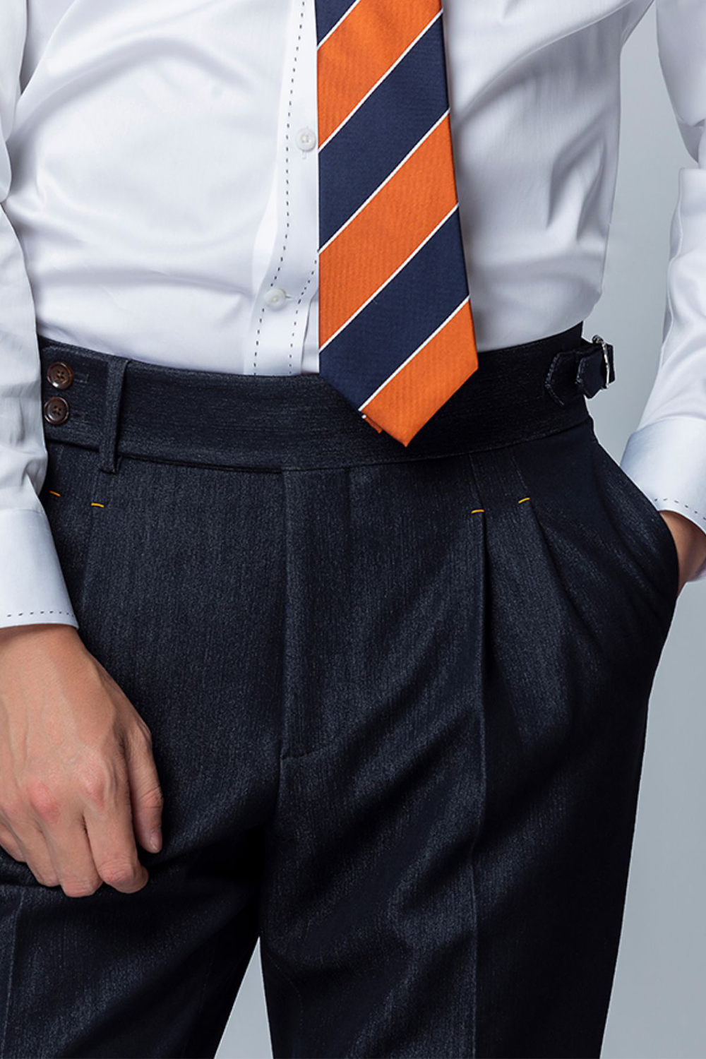 Calça em modelagem italiana, em algodão, cintura alta, com ajustadores laterais - Denim
