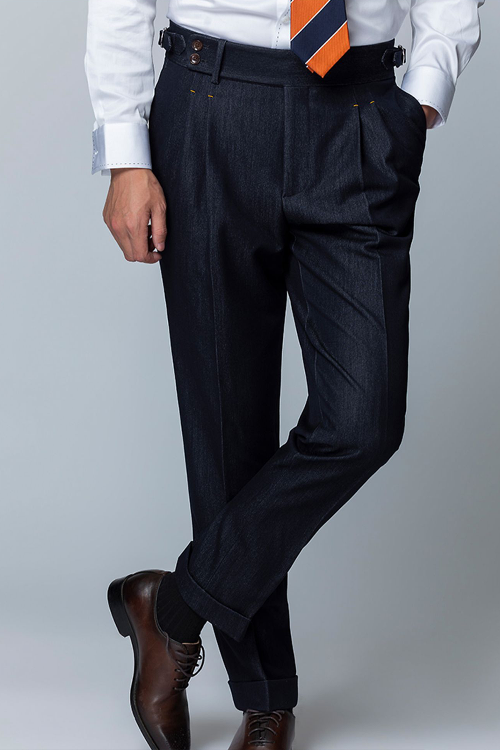Calça em modelagem italiana, em algodão, cintura alta, com ajustadores laterais - Denim