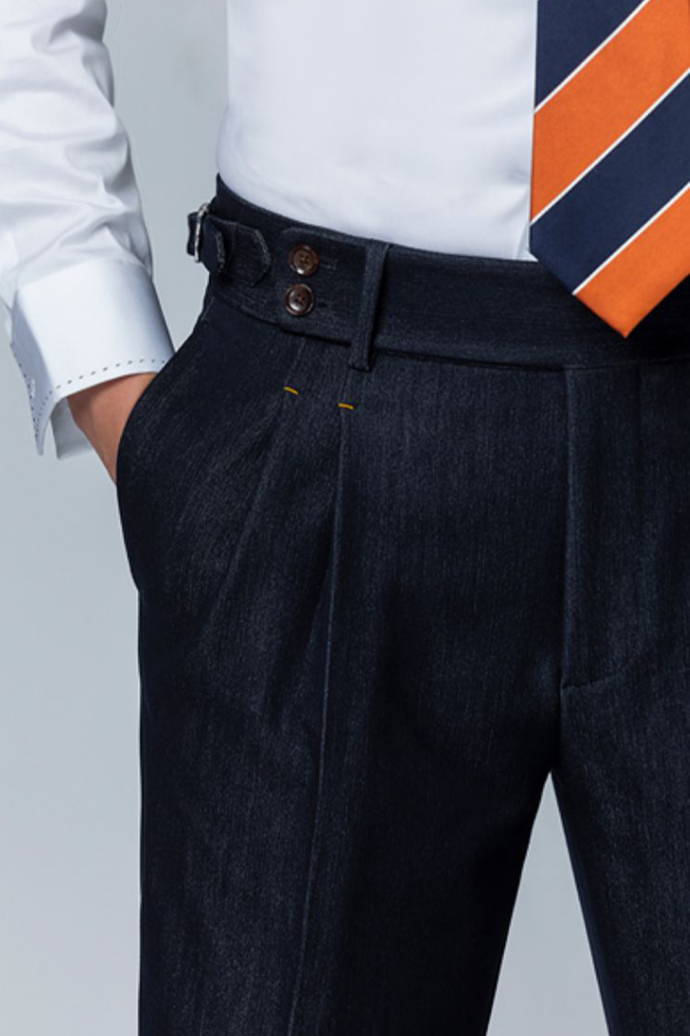 Calça em modelagem italiana, em algodão, cintura alta, com ajustadores laterais - Denim
