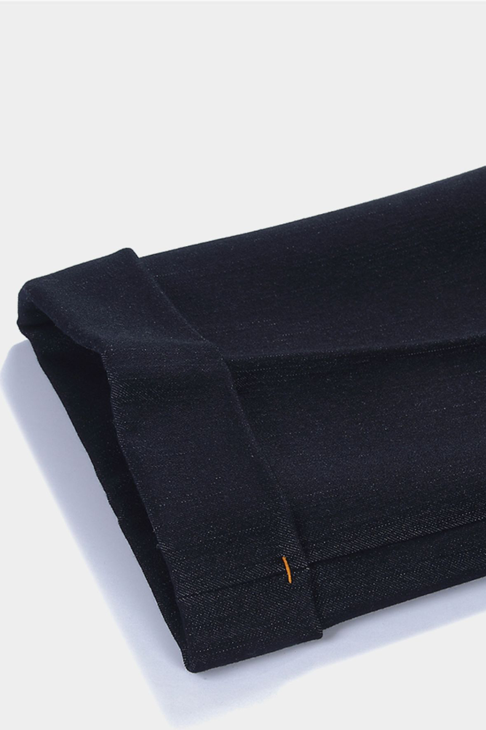 Calça em modelagem italiana, em algodão, cintura alta, com ajustadores laterais - Denim