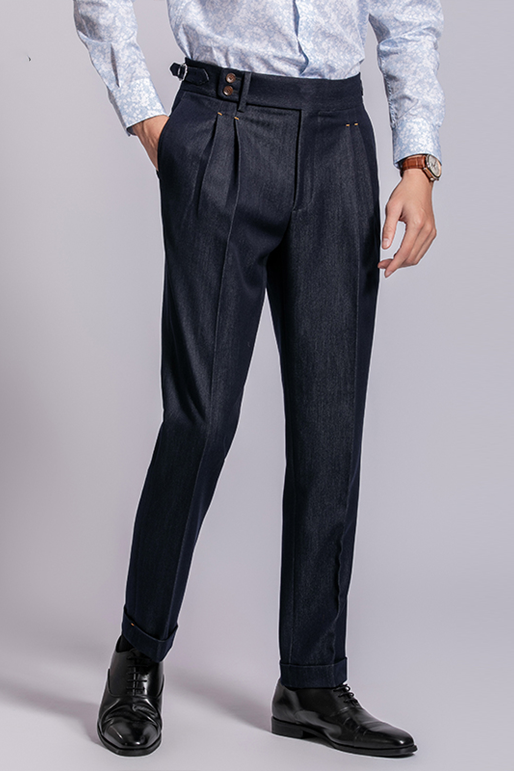 Calça em modelagem italiana, em algodão, cintura alta, com ajustadores laterais - Denim