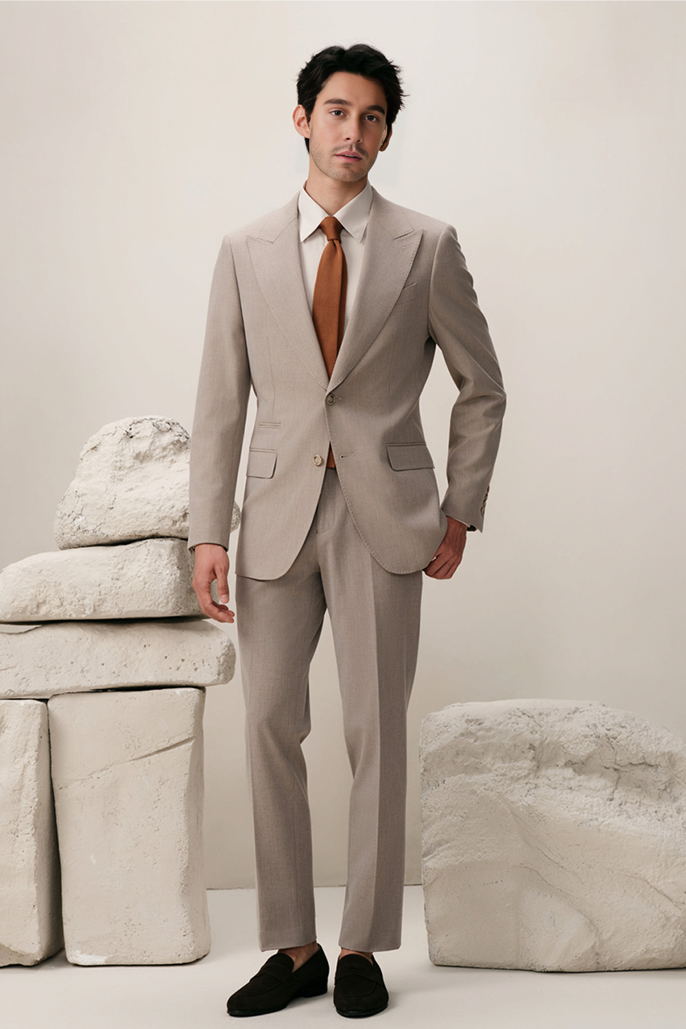 Costume single breasted, em poliviscose com elastano e lapela lapela peak - Cinza Taupe Claro