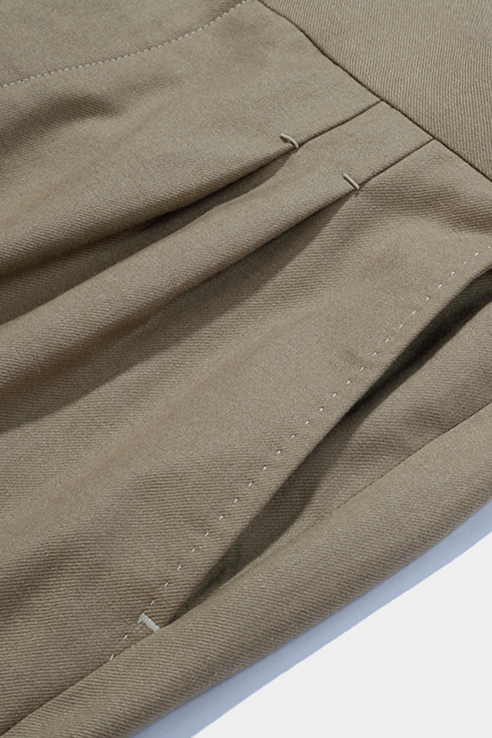 Calça em modelagem italiana, em polilã, cintura alta, com ajustadores laterais - Khaki claro