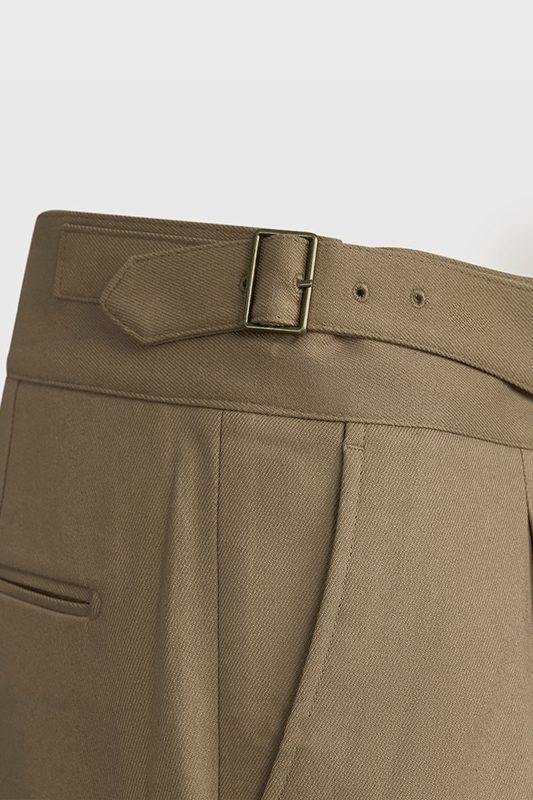 Calça ghurka, cintura alta, faixa frontal e ajustadores laterais - Khaki