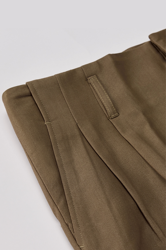 Calça cós de Hollywood, cintura e cós alto, com passantes para cinto - Marrom caramelo