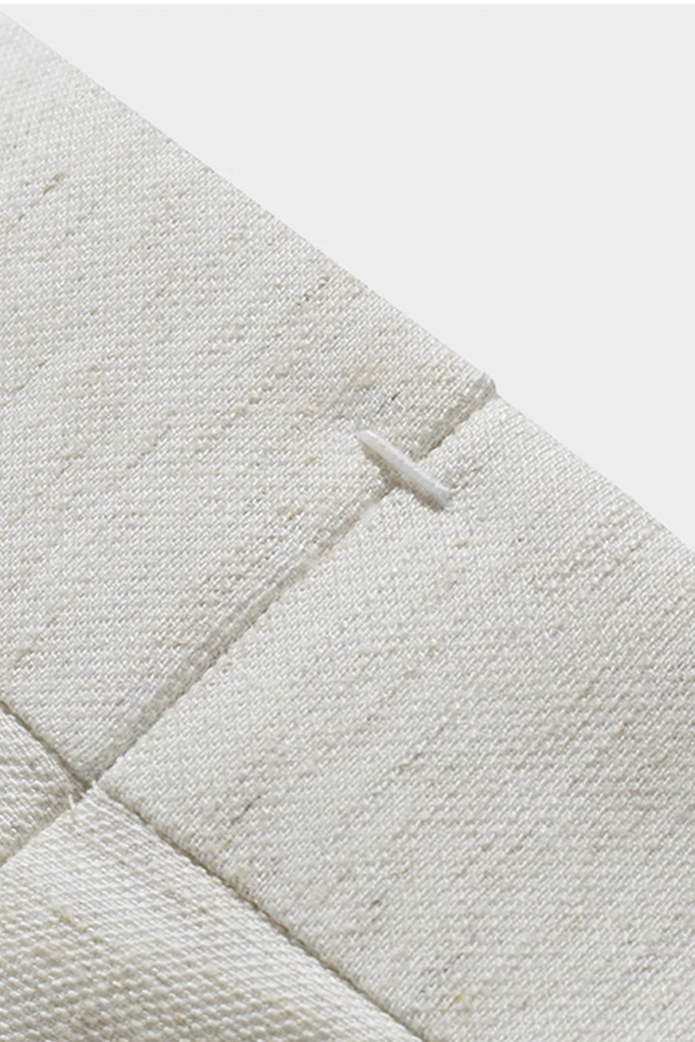 Calça em modelagem italiana, em viscolinho, cintura alta, com ajustadores laterais - Off-White