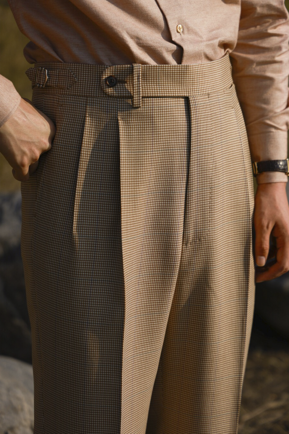 UGENTLE - Calça em lã merino, super 120's 17.75 micron, com pregas duplas, barra italiana e ajustadores laterais - Terra Cota Pied-De-Poule