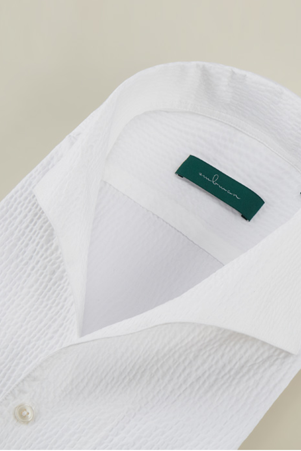 Camisa de manga comprida com colarinho windsor v-neck e botão oculto, 100% algodão seersucker - Branca