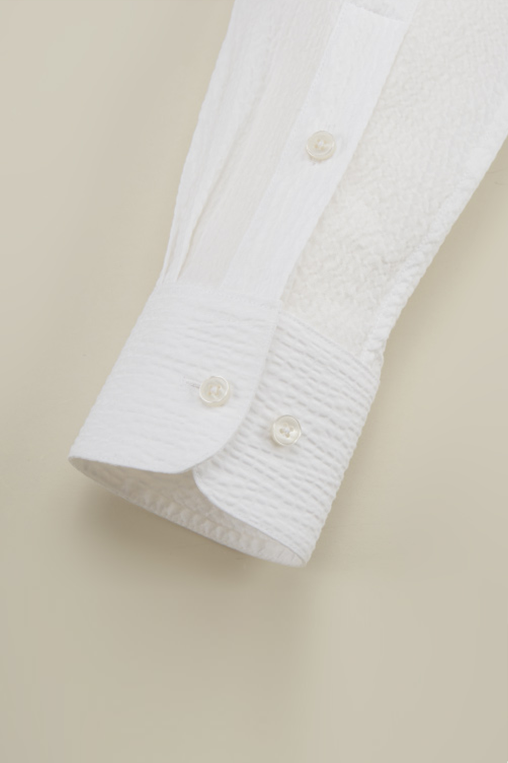 Camisa de manga comprida com colarinho windsor v-neck e botão oculto, 100% algodão seersucker - Branca