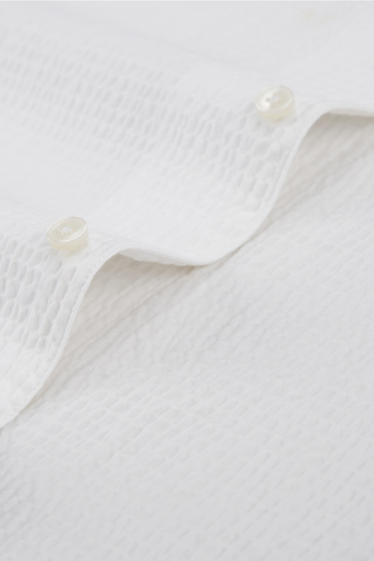 Camisa de manga comprida com colarinho windsor v-neck e botão oculto, 100% algodão seersucker - Branca