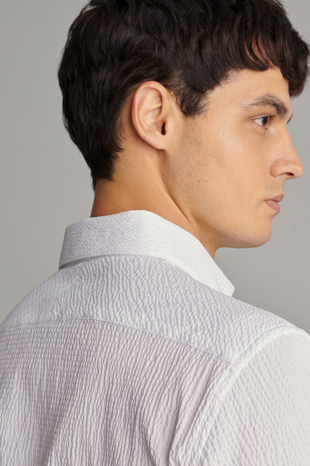 Camisa de manga comprida com colarinho windsor v-neck e botão oculto, 100% algodão seersucker - Branca