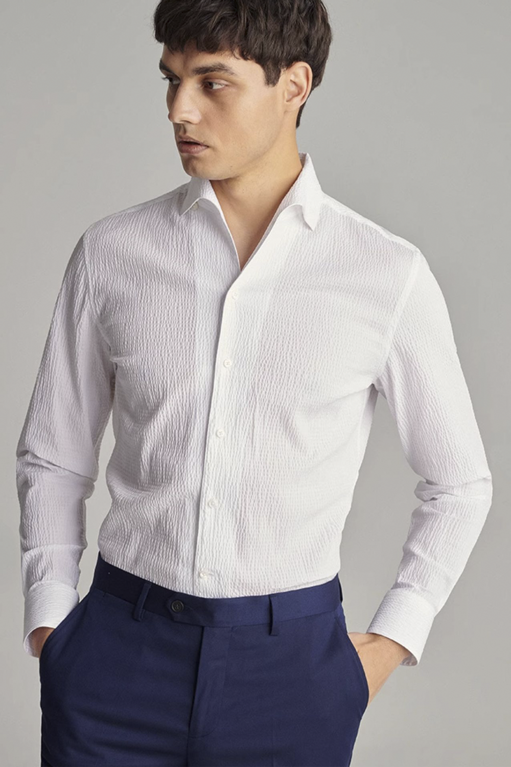 Camisa de manga comprida com colarinho windsor v-neck e botão oculto, 100% algodão seersucker - Branca