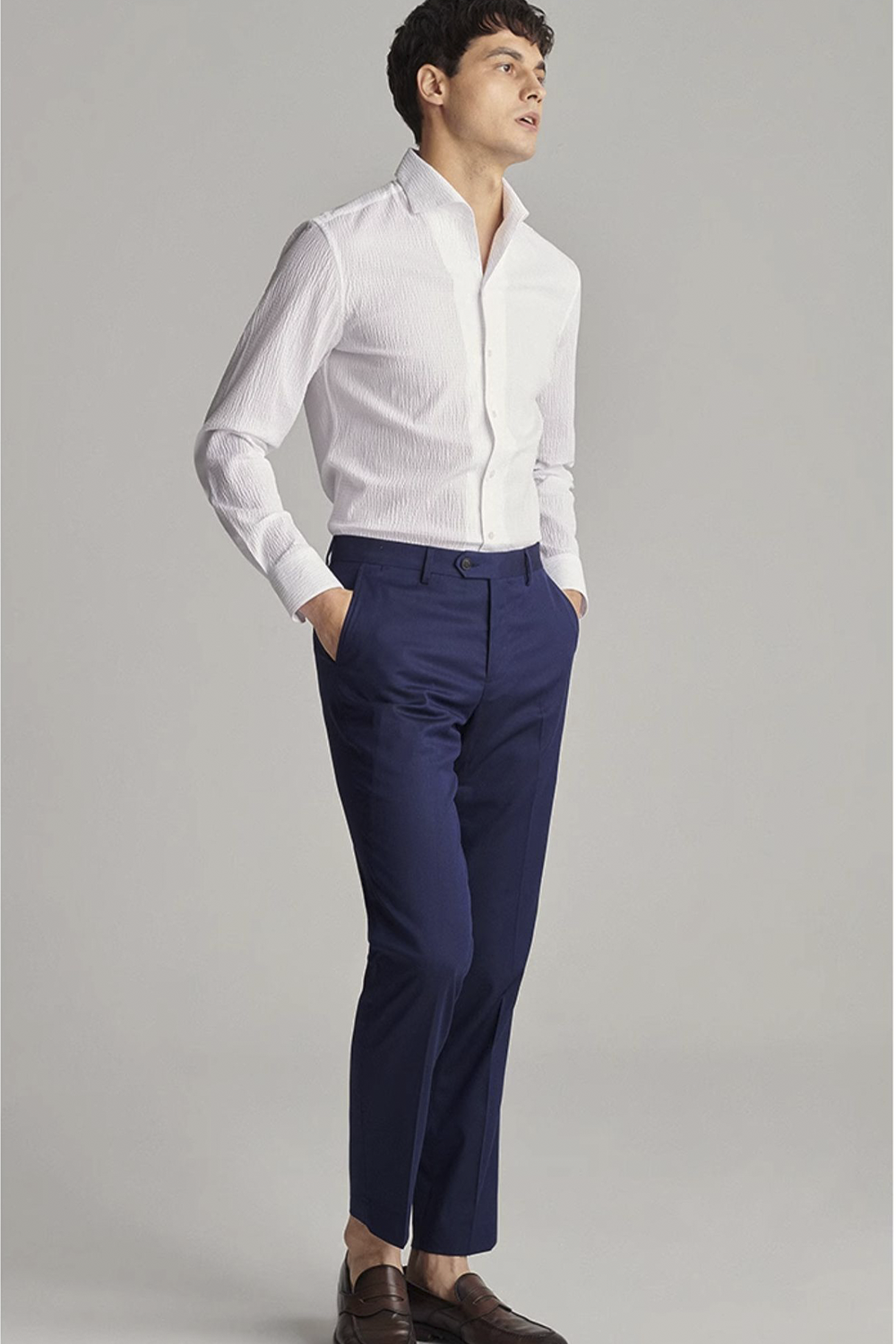 Camisa de manga comprida com colarinho windsor v-neck e botão oculto, 100% algodão seersucker - Branca