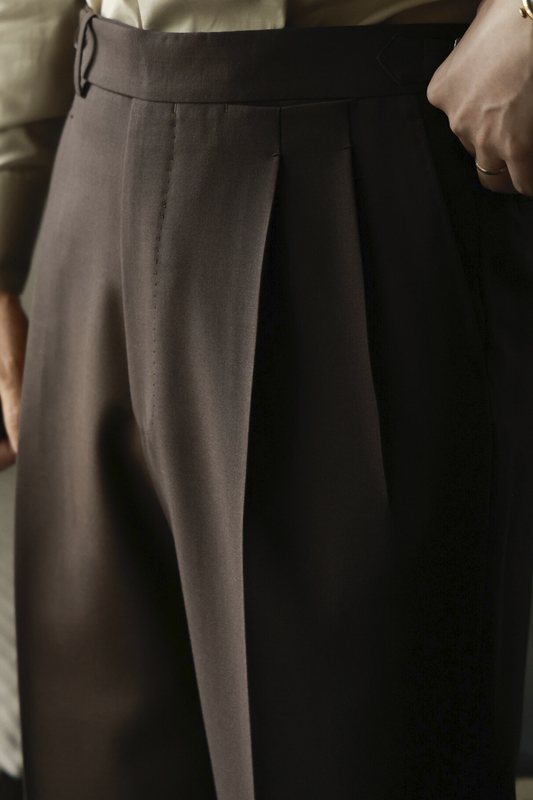 UGLENTLE - Calça em lã merino, super 120's 17.75 micron, com pregas, barra italiana e ajustadores laterais - Marrom UGT