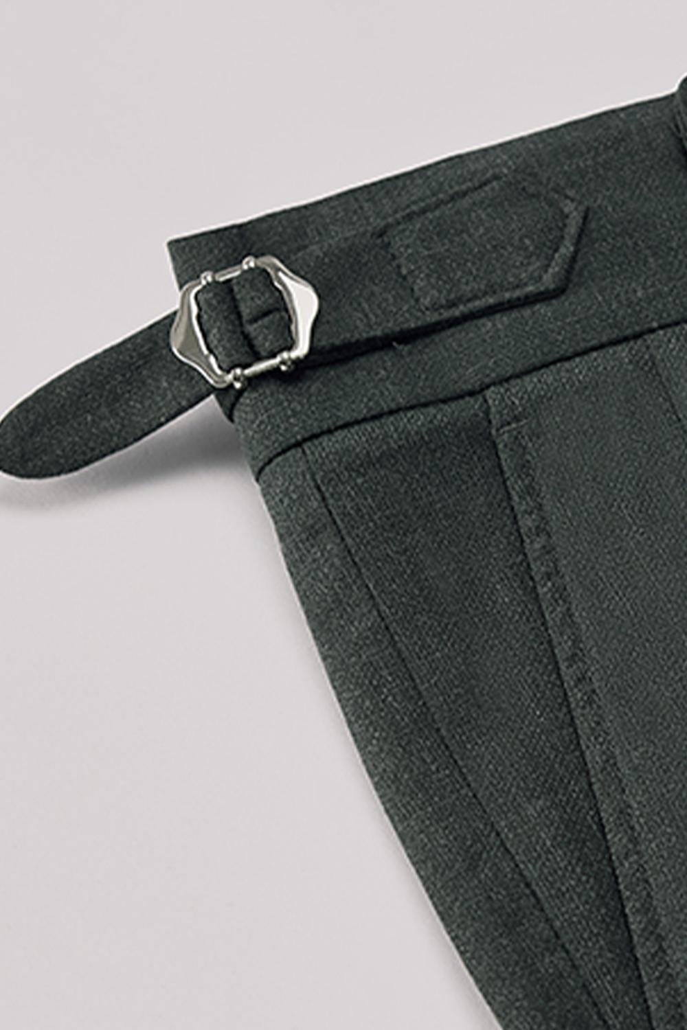 Calça em modelagem italiana, em polilã com algodão, cintura alta, com ajustadores laterais - Verde Sálvia