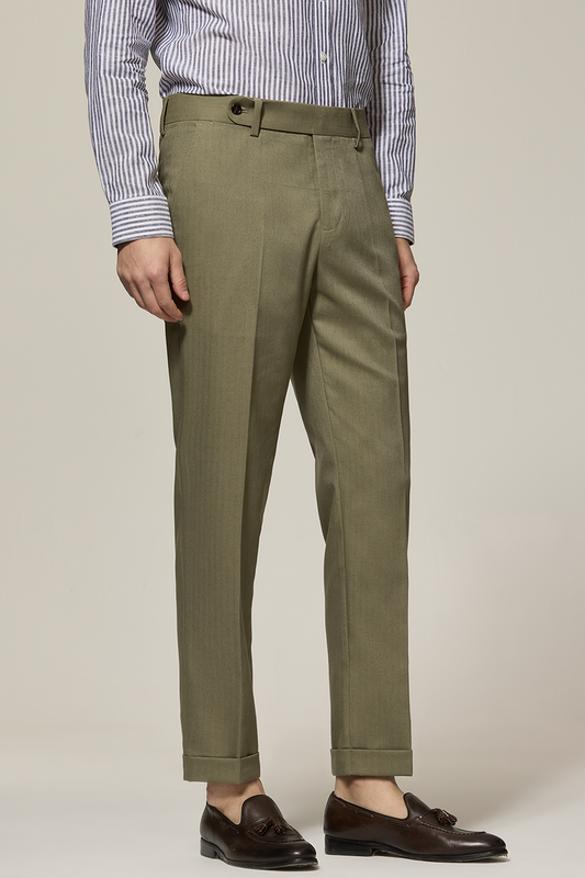 Calça em modelagem italiana, tecido espinha de peixe, cintura média, com passantes para cinto - Verde Oliva ANS