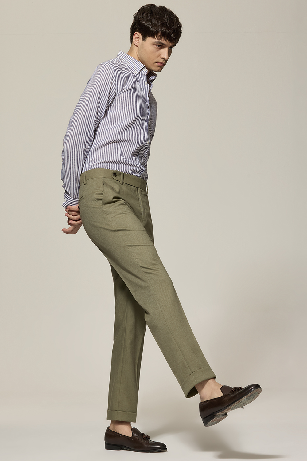 Calça em modelagem italiana, tecido espinha de peixe, cintura média, com passantes para cinto - Verde Oliva ANS