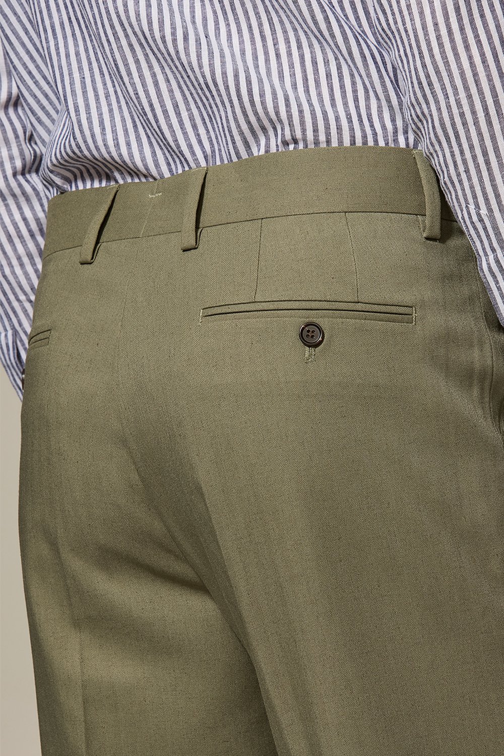 Calça em modelagem italiana, tecido espinha de peixe, cintura média, com passantes para cinto - Verde Oliva ANS