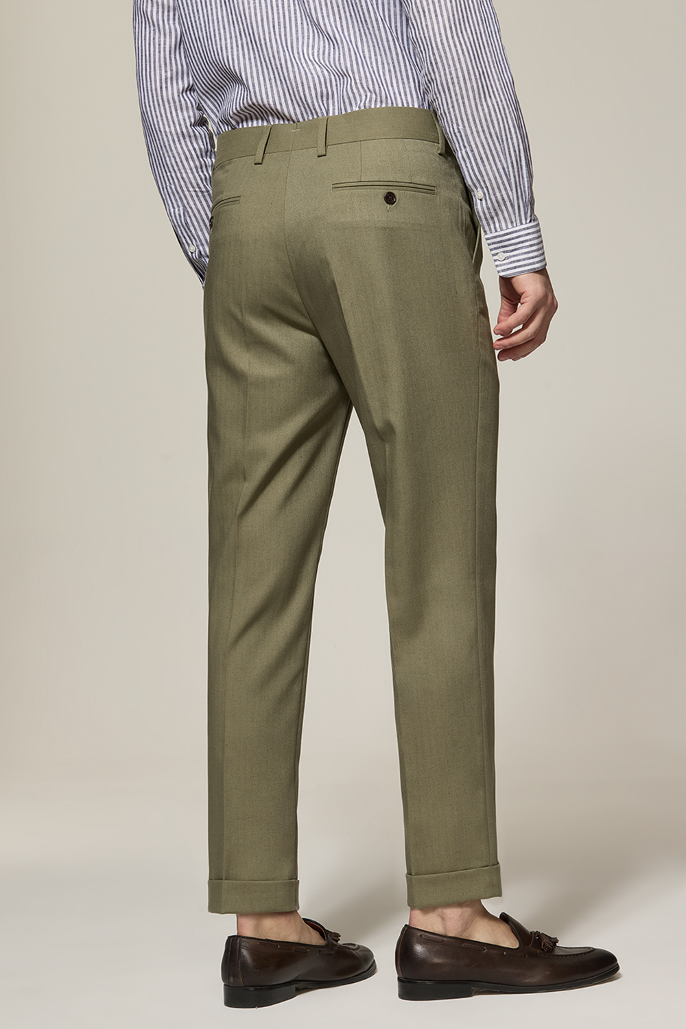 Calça em modelagem italiana, tecido espinha de peixe, cintura média, com passantes para cinto - Verde Oliva ANS