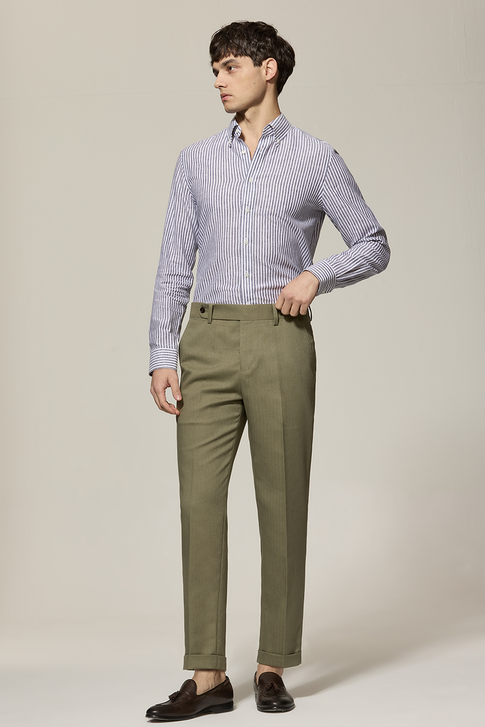Calça em modelagem italiana, tecido espinha de peixe, cintura média, com passantes para cinto - Verde Oliva ANS