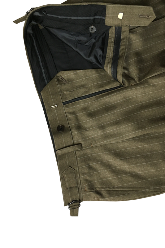 Calça em modelagem italiana, cintura alta, com ajustadores laterais e passantes - Brit Verde Musgo com risca de giz